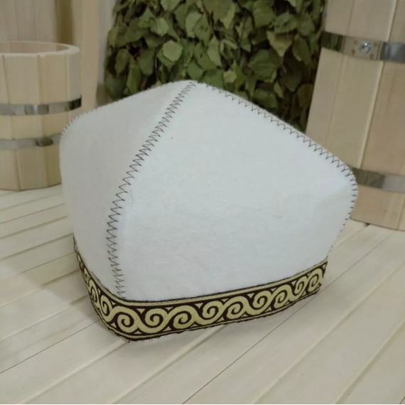 Шапка модельная белая "Тюбетейка" с синей отделочной лентой 280